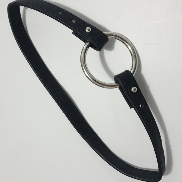 Front open Black vinyl choker with silver O ring - Picture 3 of 16